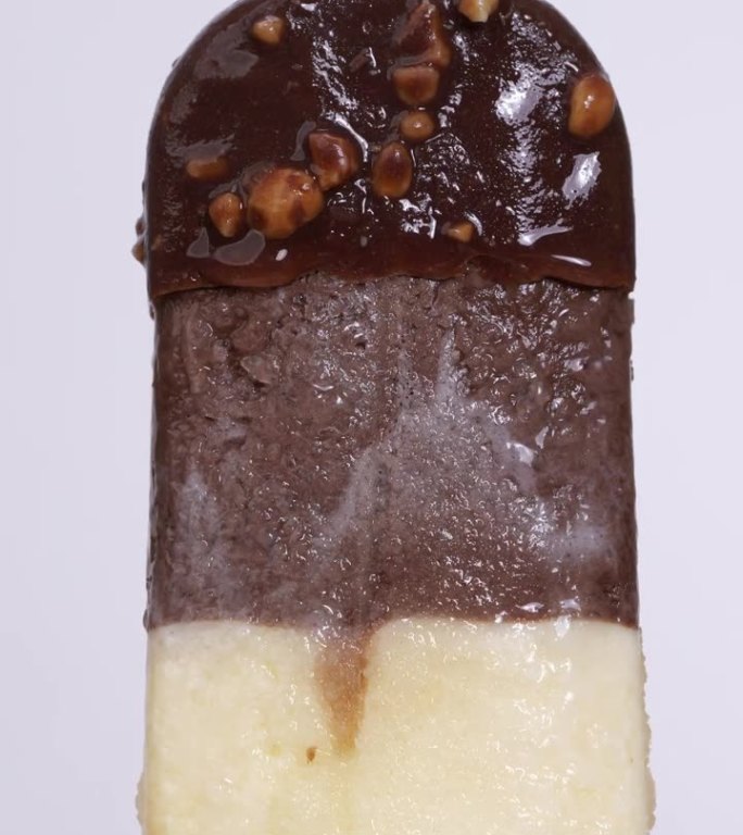 巧克力味的雪糕在白色的背景上融化。