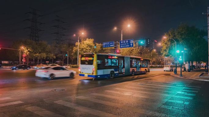 车流延时公交车夜景红绿灯马路口烟火气