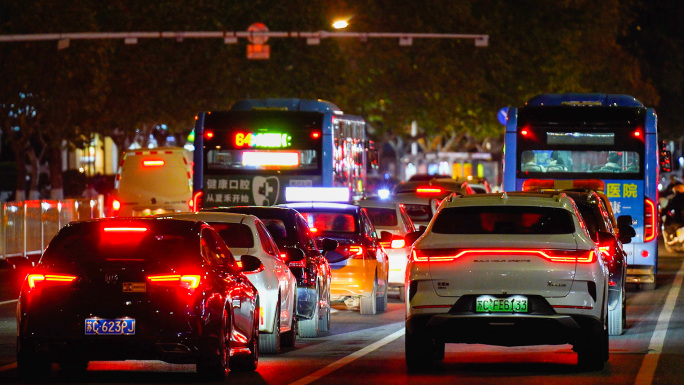 城市夜景车流人群下班