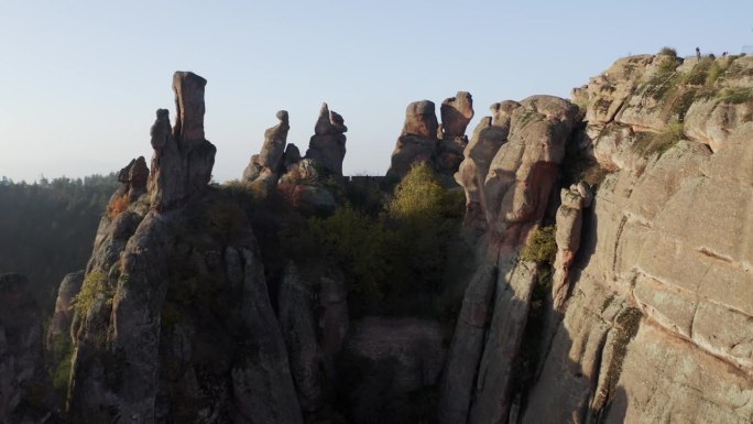 高空滑索无人机拍摄到位于保加利亚西北部维丁省的Belogradchik悬崖的巨大天然岩层。