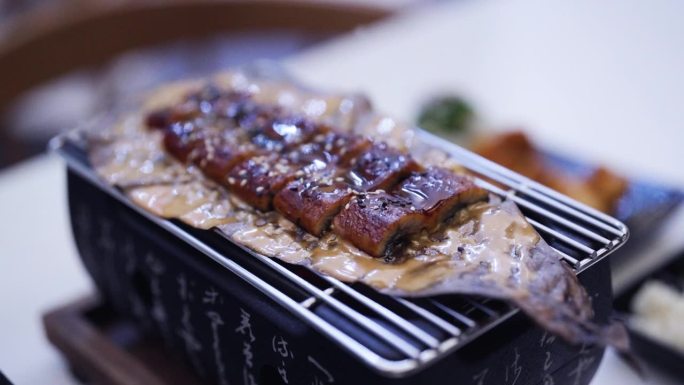 用炭火烤的日本鳗鱼。Unagi Hoba烧。