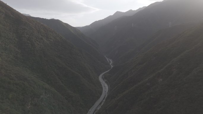 航拍秋天秦岭山顶云海风景