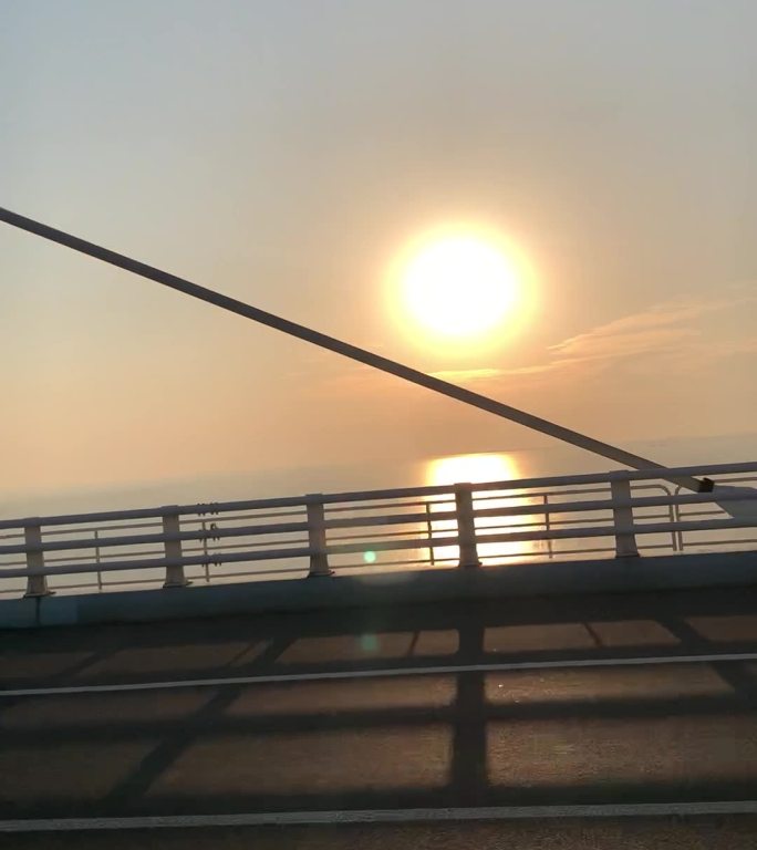 开车经过跨海大桥上的日出