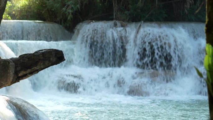 清新的空气老挝琅勃拉邦的匡斯瀑布。