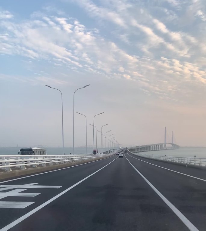 开车行驶在跨海大桥上