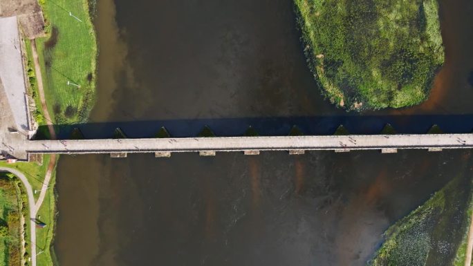 令人惊叹的自上而下的空中4K无人机镜头，一个村庄——葡萄牙的利马桥和它的标志性建筑——横跨利马河的罗