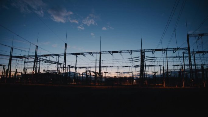夜间在黑暗的发电站拍摄变形金刚剪影