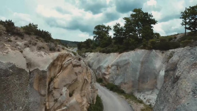 岩石间狭窄的小路穿梭机无人机视角山间石路