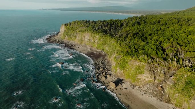 鸟瞰图，令人惊叹的岩石和崎岖的半岛景观与风吹过的树林，布鲁斯湾在南韦斯特兰，新西兰奥特罗阿