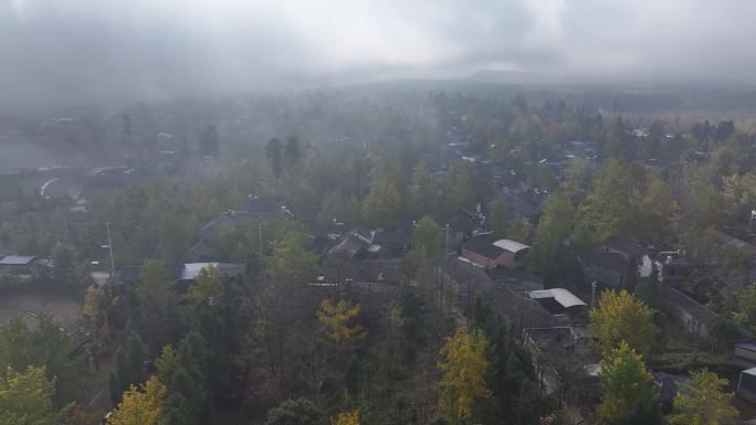 云雾之中的腾冲银杏村风景航拍