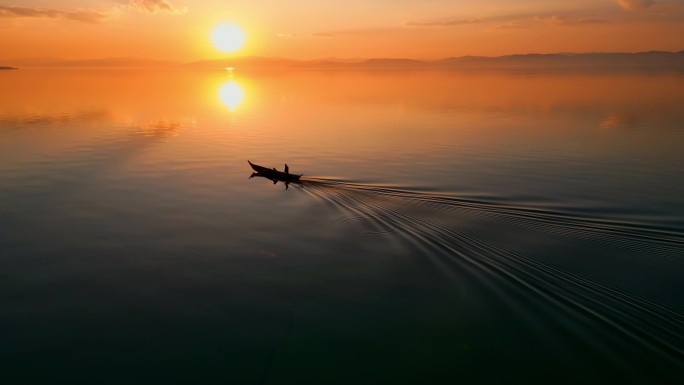 金色夕阳昆明滇池水面渔船美景