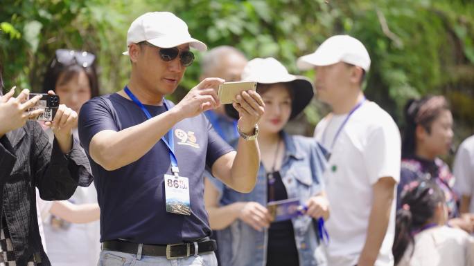 4K湘西竹山村乡村旅游游客打卡拍照2