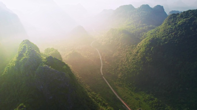 山 喀斯特地貌清晨日出 山水画 中国山水