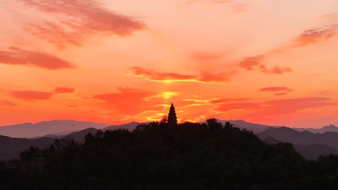 4k航拍木塔夕阳落日余晖火烧云意境空镜