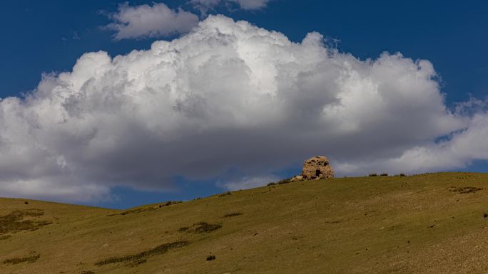 草原上的烽火台和积雨云
