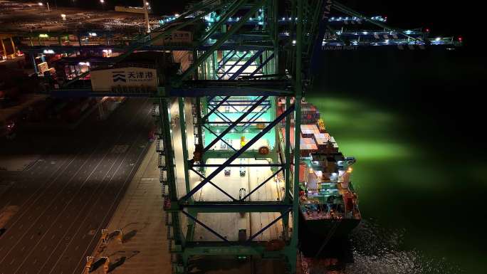 航拍天津港码头夜景吊装