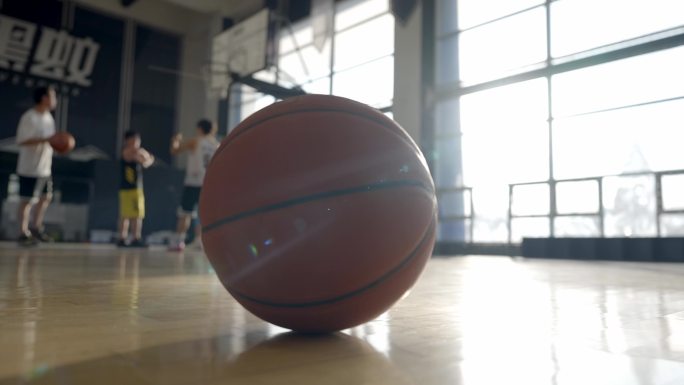 篮球场上的篮球 篮球意向性镜头 逆光篮球