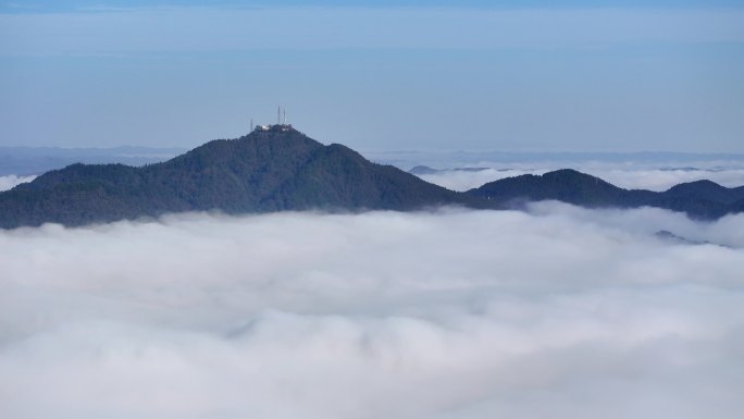 大气山巅云海