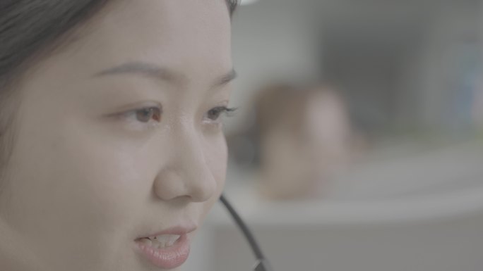 【4K】公司美女客服接听电话在电脑前工作