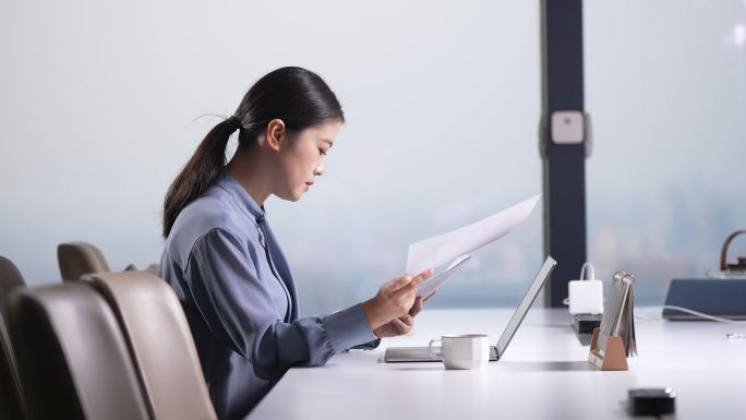 职业女性在办公室笔记本电脑工作喝咖啡