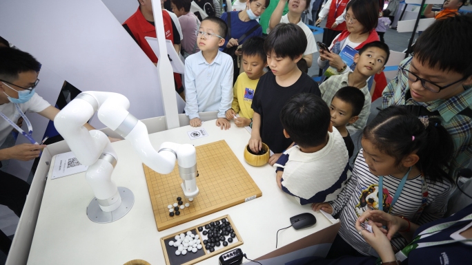 人机互动人工智能对战围棋机器人
