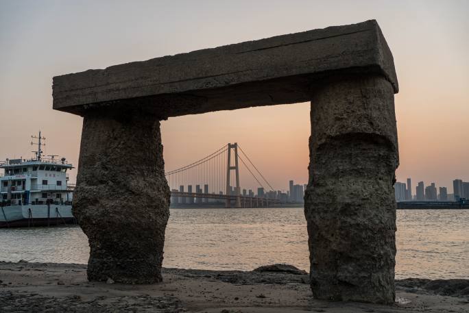 杨泗港大桥江滩公园江边历史遗留的石门日出
