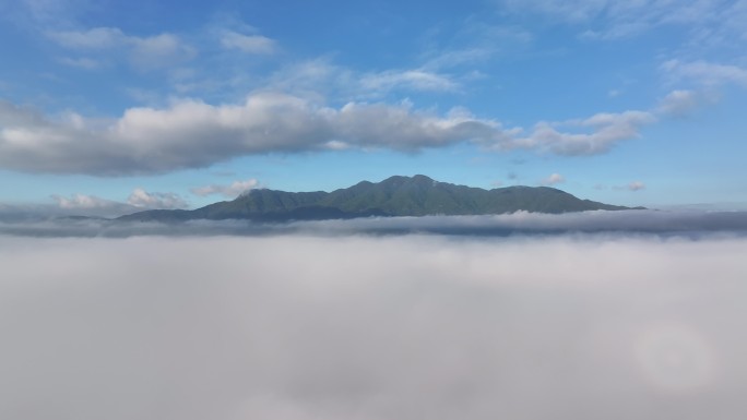 蓝天和青山在云海之上