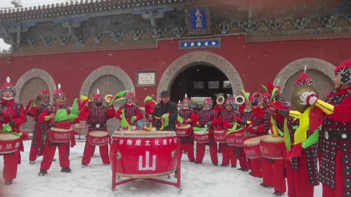 隆兴寺天王殿前雪中威风锣鼓