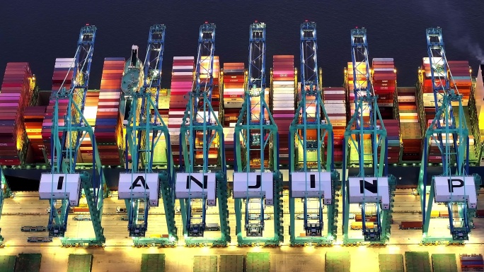 航拍天津港码头夜景吊装货船