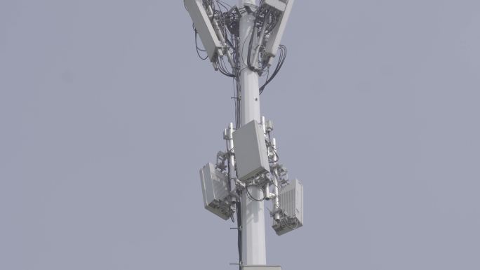 【4K】工程师检修通讯信号基站铁塔