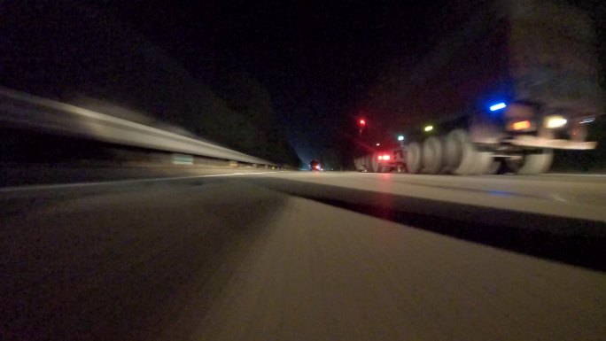 高速夜间公路开车