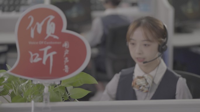 【4K】特写公司女客服接听电话在电脑工作