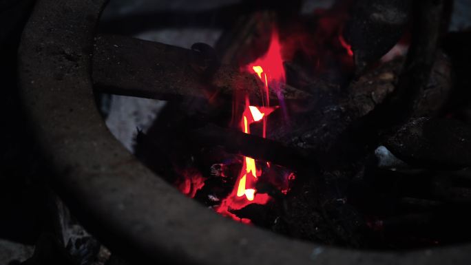 东巴族围炉篝火烟火