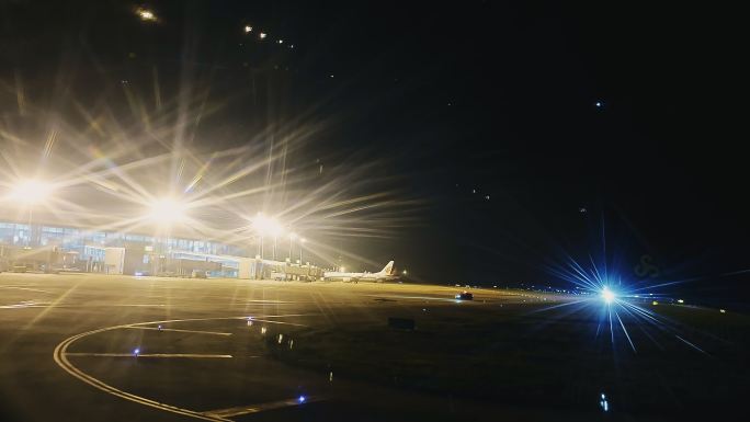 V1-0352机场飞机起飞高空夜景降落