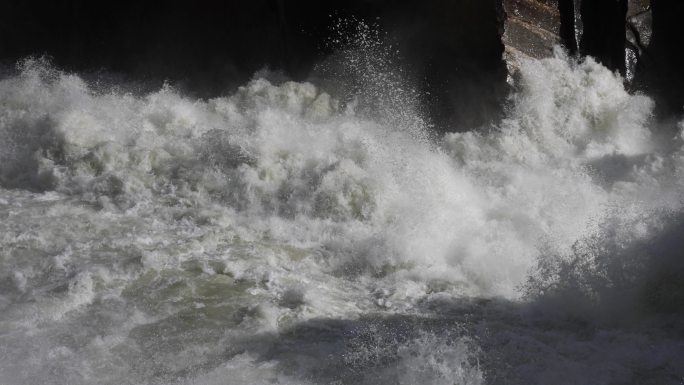 峡谷奔流江水-升格动画