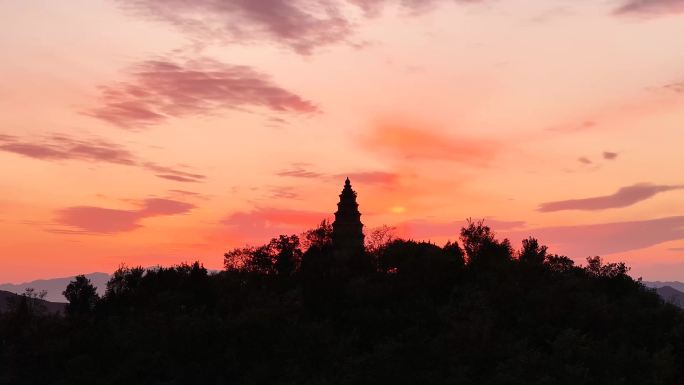 4k航拍夕阳木塔落日余晖火烧云