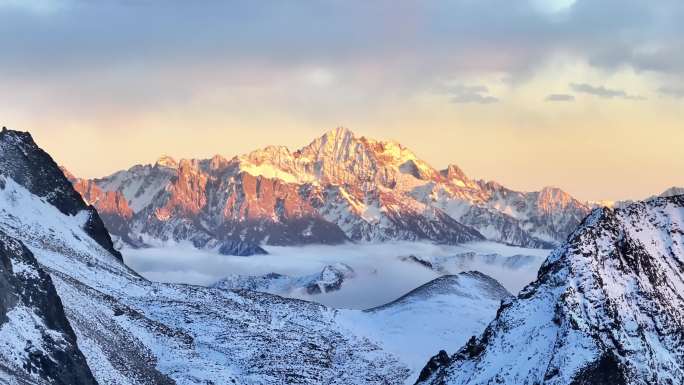 川西云绕雅拉雅拉雪山日照金山雪山日落