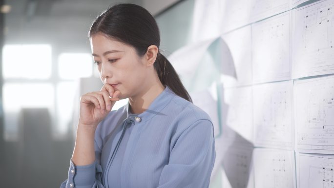 独立女性建筑设计师精英唯美思考特写