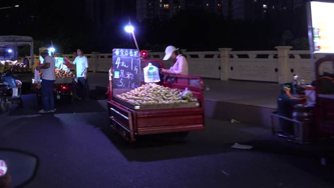 马路摆摊卖水果