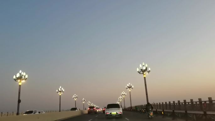 傍晚黄昏下班路上桥上路灯风景