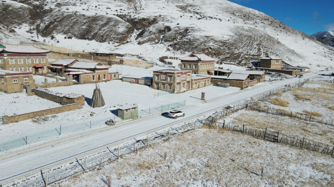 汽车行驶在川西积雪的公路