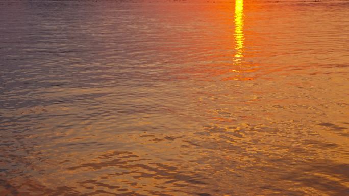 夕阳湖面波光粼粼