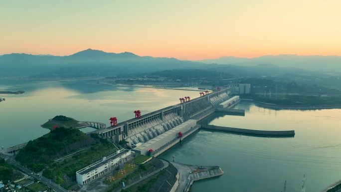 三峡大坝映朝霞（湖北秭归魏启扬）