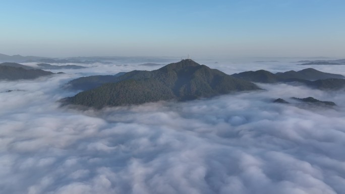 云海中的山峰