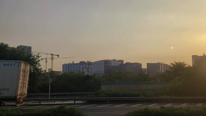 高速公路驾驶两旁朝霞夕阳落日余晖黄昏风景