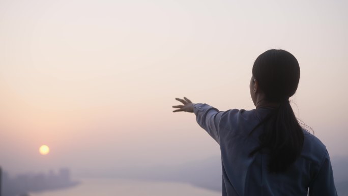 女性夕阳下飞纸飞机升格慢镜头