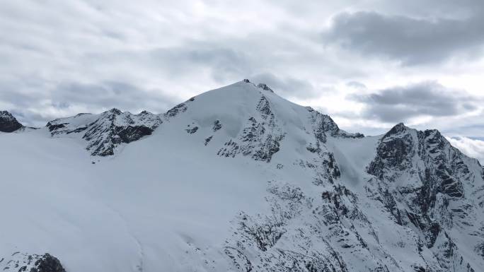 登顶雪山航拍