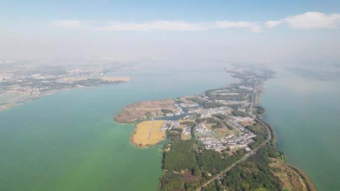 中国江苏省苏州，无人机在阳澄湖上空飞行。在阳光明媚的秋日鸟瞰苏州美丽的湖景，4k实时镜头。