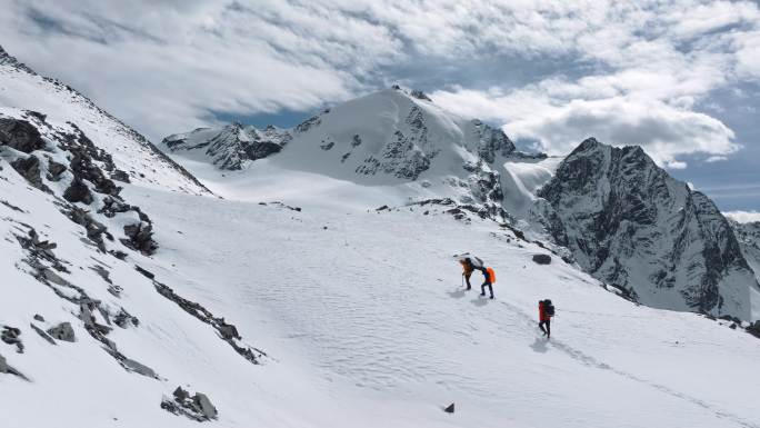 登顶雪山航拍