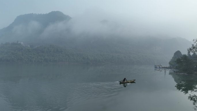清晨 渔船 早上的雾